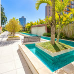Apartamento de 127 m² em andar alto, com vista livre, 3 suítes planejadas, sacada gourmet envidraçada, 2 vagas e lazer completo, próximo ao Shopping Golden Square e à Avenida Kennedy.
