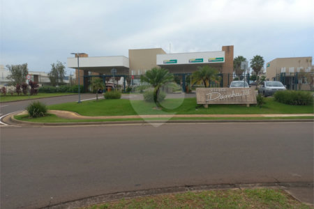 Casa Térrea no Condomínio Village Damha III.