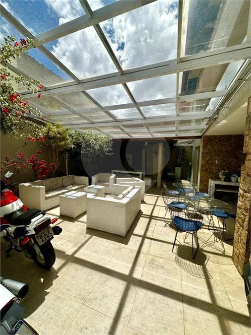 Casa de Alto Padrão à Venda no Parque dos Pássaros – 350 m²