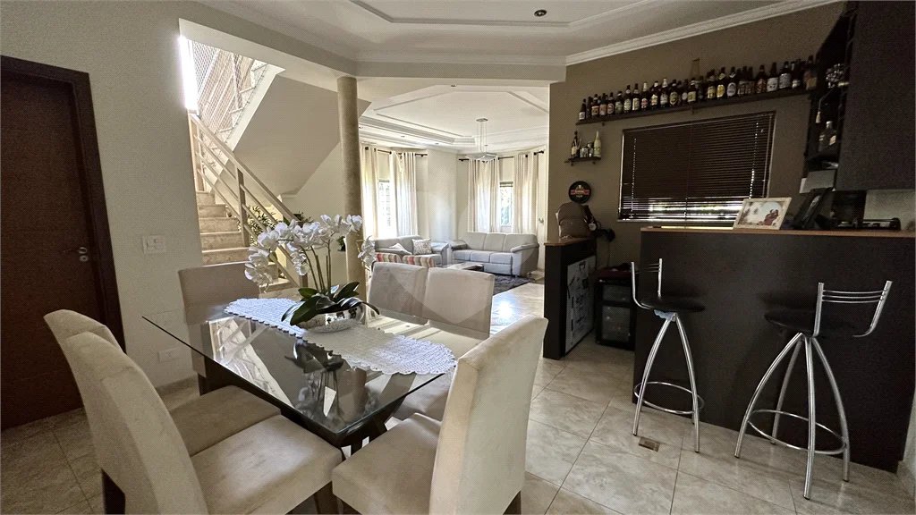 Casa em Condomínio Fechado com 4 suítes e área de lazer completa.