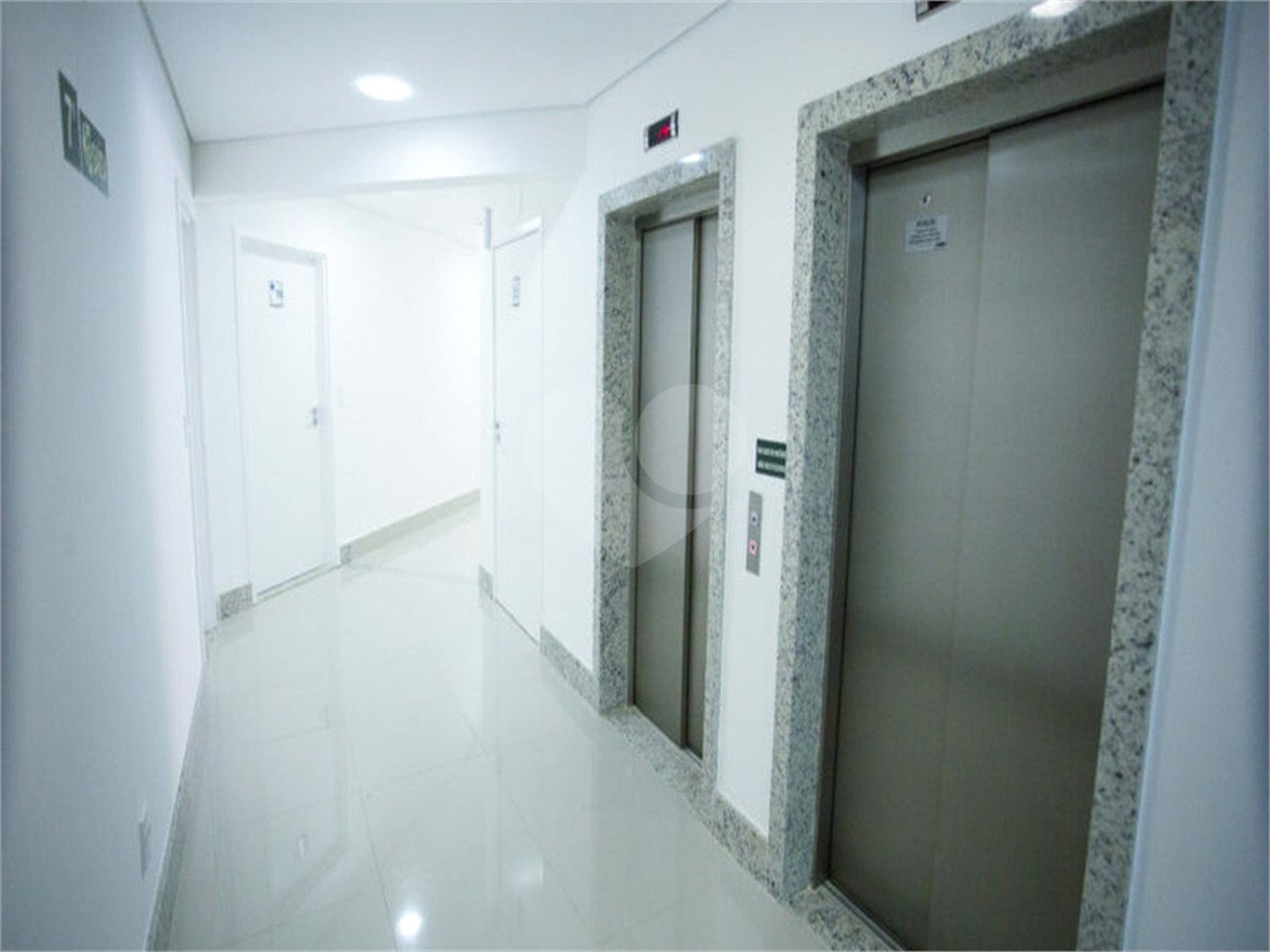 Indaiatuba - Torre Business -Venda e Locação - Escritório e WC , com area util de 39.16m² -R$ 385.000,00- Locação - R$ 2.600,00, mais condominio de R$ 317,,48 - iptu de R$ 110,63 - condominio para venda - R$ 503,86 - Complexo Office Premium de 3 torres de salas comerciais, um shopping