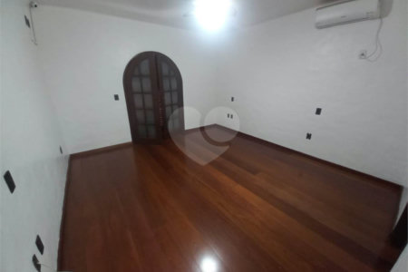 Casa térrea no Condomínio Faber I.