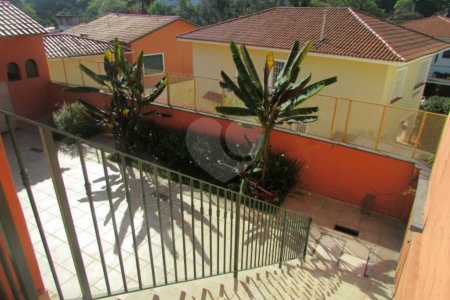 Casa no Pacaembu com ótima distribuição e amplo quintal em terreno em declive