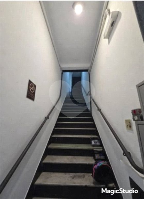 Prédio Comercial com 300m² , 3 pavimentos , refeitório , 2 banheiros , à venda no Brás.