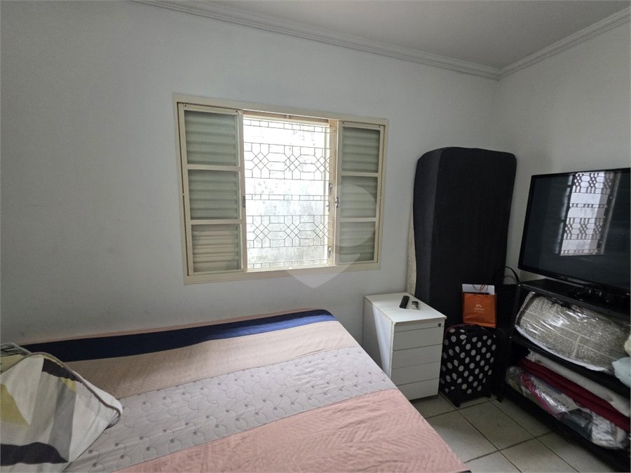 Casa térrea à venda no Douradinho com 2 quartos e edícula com mais dois quartos e 2 banheiros.