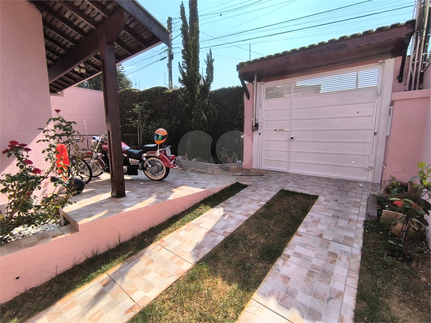 Casa à Venda no Santa Marta com 3 Suítes e Piscina