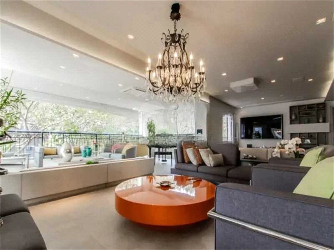 Apartamento de 306m² na melhor região de Moema, 3 suítes, 5 vagas, varanda gourmet, depósito, fora de rota
