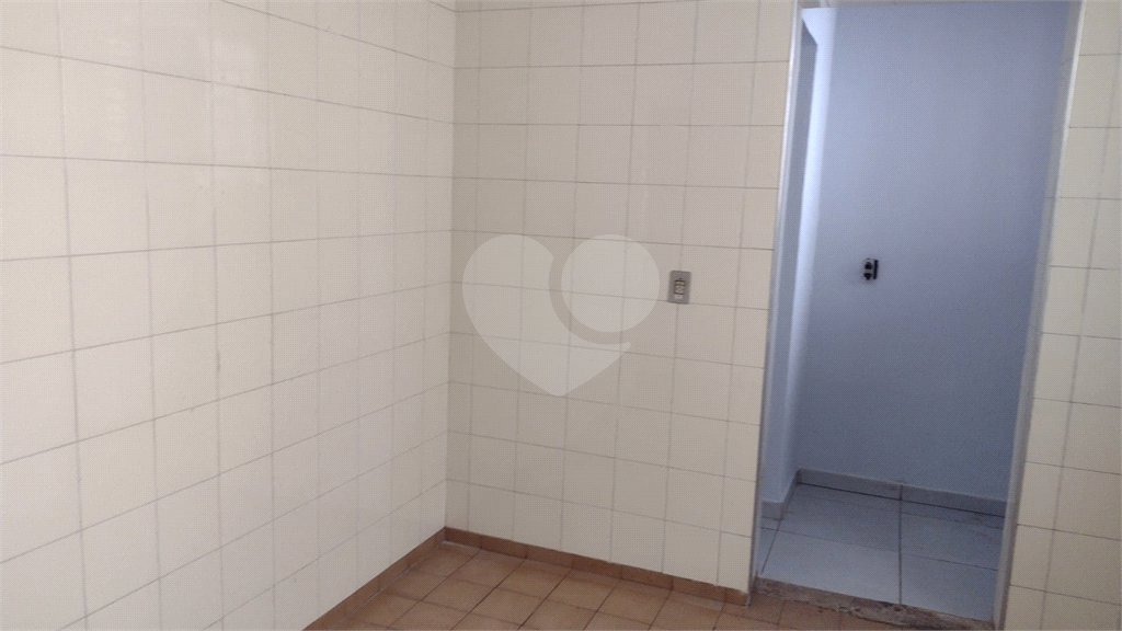 Apto com 2 dormitórios, dois banheiros , e uma garagem.