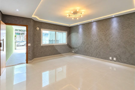 Sobrado geminado com 185 m², 3 suítes, closet, 4 vagas, área gourmet, sótão, energia solar, aquecimento de água e sistema completo de segurança.