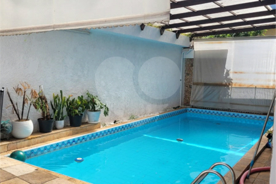 Sobrado com 14 metros de frente , na Região do Jardim Guapira , próximo ao Clube Guapira com 5 dormitórios, sendo 3 suíte com armários embutidos ,banheiro social, Sala para 2 ambientes, escritório com banheiro .cozinha ampla com armários, área de serviço ,dispensa, quintal com banheiro externo c