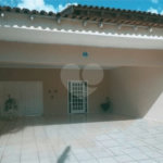 Casa Térrea com 3 dormitórios, sendo 1 suíte.