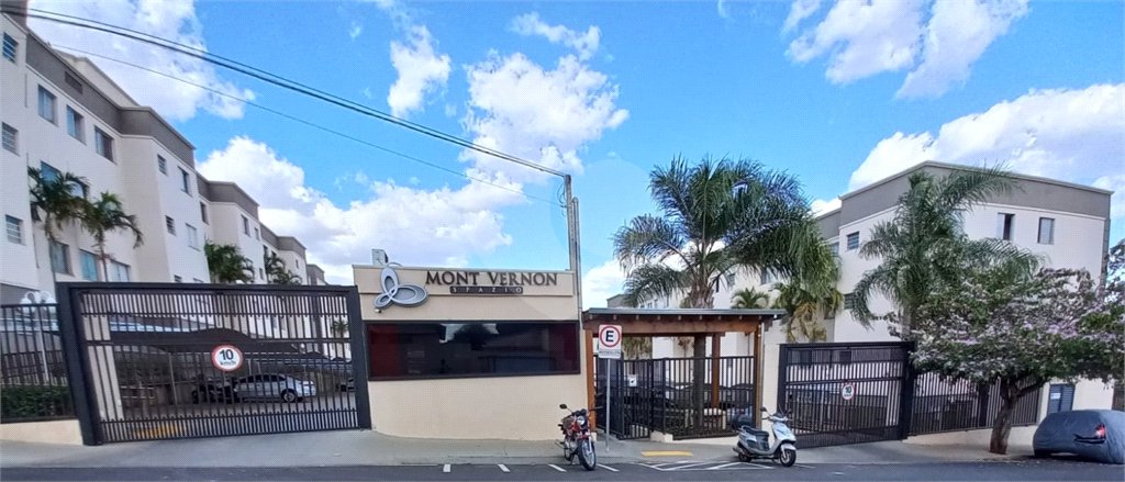 Apartamento no Condomínio Mont Vernon .