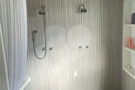 Sobrado no Condomínio Damha II.