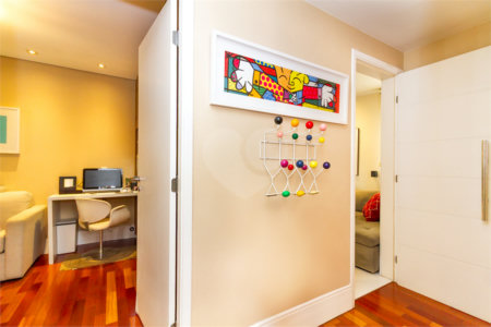Apartamento de Alto Padrão no Campo Belo para venda com porteira fechada, com 4 dormitórios suítes e 4 vagas com lazer de club.