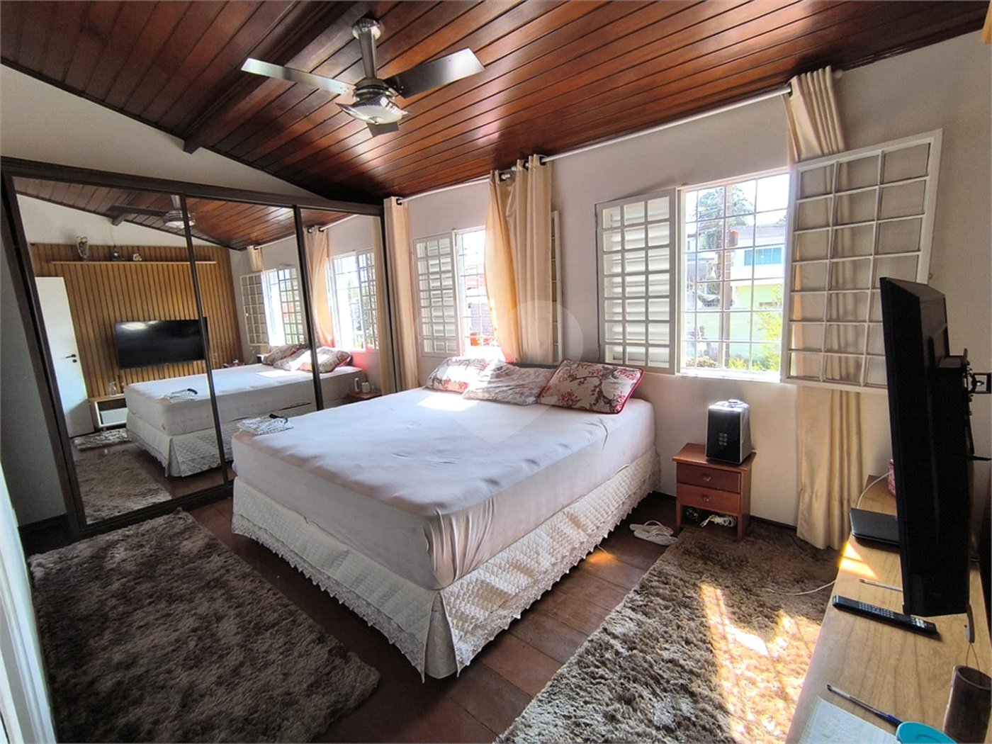 Casa à Venda no Santa Marta com 3 Suítes e Piscina