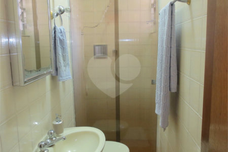 Casa térrea à venda na Saúde c/ 170m2 de construção - 3 Quartos/1 Suíte/4 Vagas na garagem
