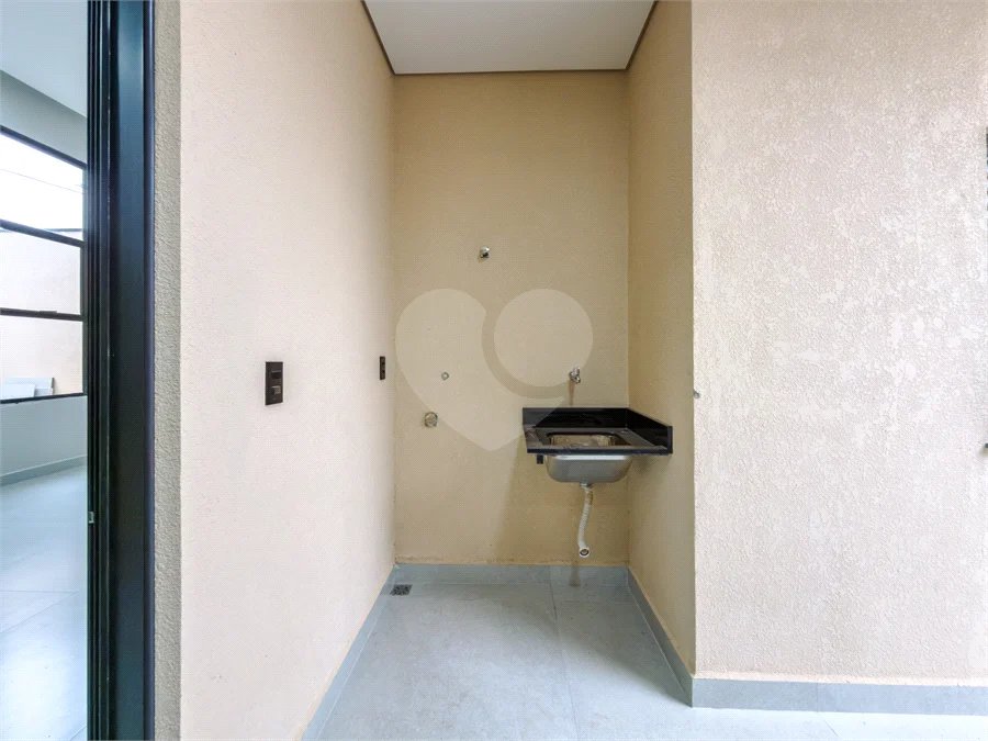 Indaiatuba - Jardim Bom sucesso - Área total: 150m² - Área construída: 115m² - 3 dormitórios sendo 1 suíte com armário planejado;Sala para dois ambientes; Banheiros com box gabinetes e espelhos; Área gourmet com churrasqueira a carvão e móveis planejados; Lavanderia coberta; Ar condicionado na sala