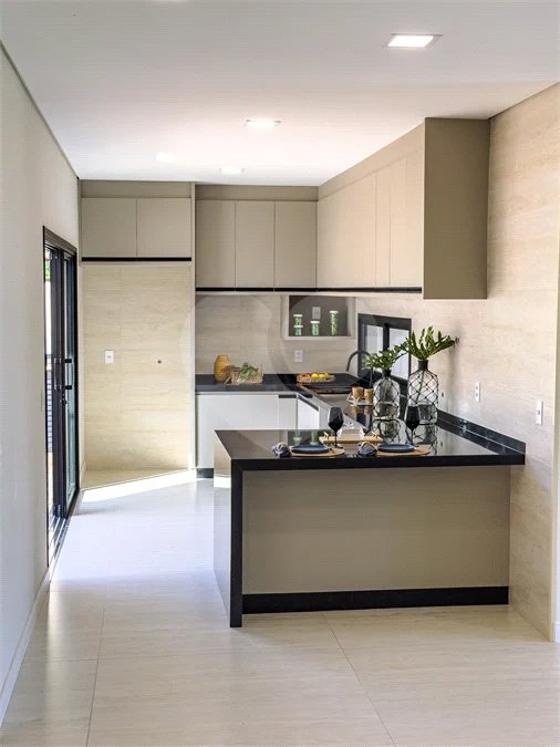 Indaiatuba - Condomínio Milano - Sobrado - 350 m² de terreno - 240 m² de área construída - 4 vagas de garagem, sendo 2 cobertas - Salas de estar e jantar integradas - 3 suítes com closet e varanda no pavimento superior - Escritório no térreo - Espaço gourmet com churrasqueira - Banheiro externo