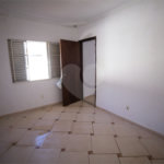 Casa com 4 Dormitórios e área de lazer com piscina