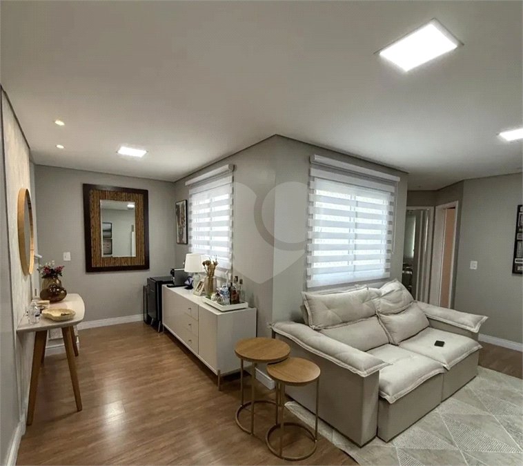 Apartamento de 100 m² à venda em Santo André, sem condomínio, com 2 quartos, 2 banheiros, móveis planejados, área gourmet e 1 vaga coberta e fixa. Excelente acabamento.