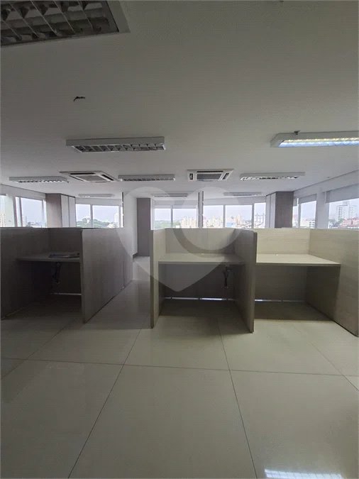 SALA COMERCIAL DE 90 M² COM 12 BAIAS, SALA DE REUNIÃO, AR-CONDICIONADO CENTRAL E 2 VAGAS!