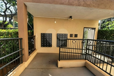 Apartamento á venda no centro com dois dormitórios e sacada.
