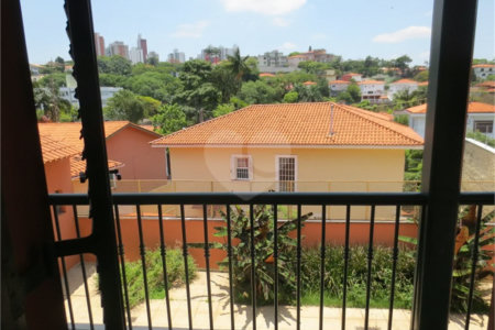 Casa no Pacaembu com ótima distribuição e amplo quintal em terreno em declive