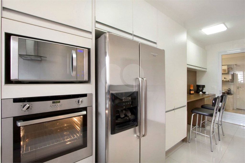Apartamento à venda no Campo Belo de 385 metros quadrados 04 suítes 05 vagas.