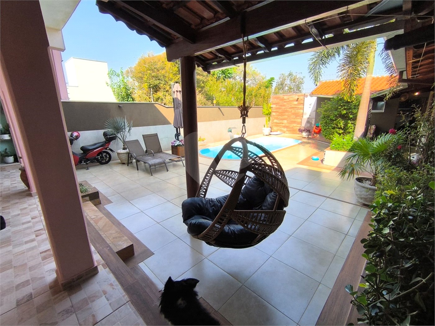 Casa à Venda no Santa Marta com 3 Suítes e Piscina