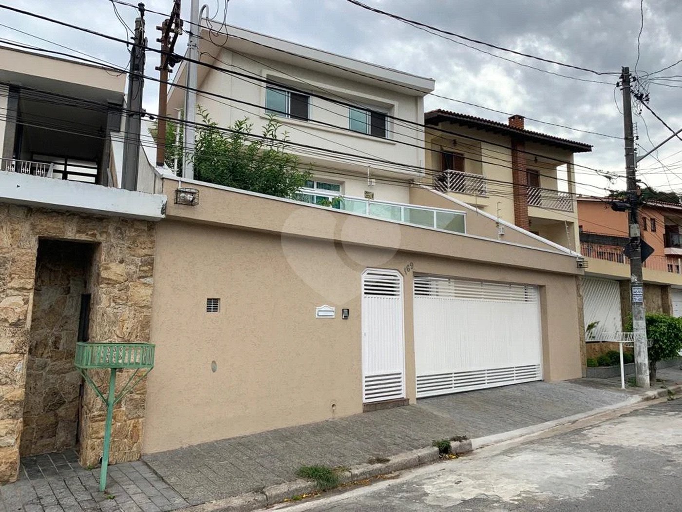 Excelente sobrado com piscina e churrasqueira