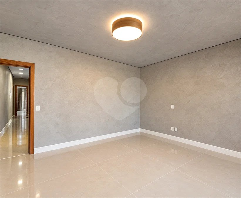 Sobrado geminado com 185 m², 3 suítes, closet, 4 vagas, área gourmet, sótão, energia solar, aquecimento de água e sistema completo de segurança.