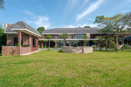 Casa à venda com 4 suítes no condomínio Vale da Santa Fé, Vinhedo - SP