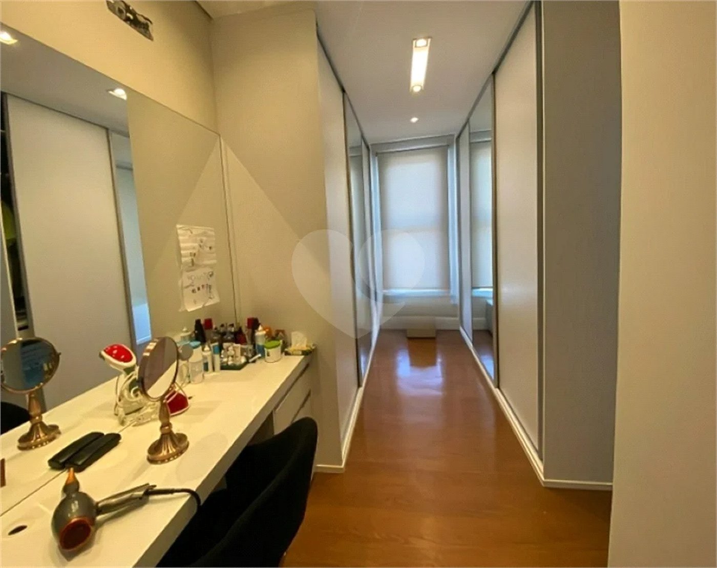 Casa de Alto Padrão em Condomínio com 4 suítes.