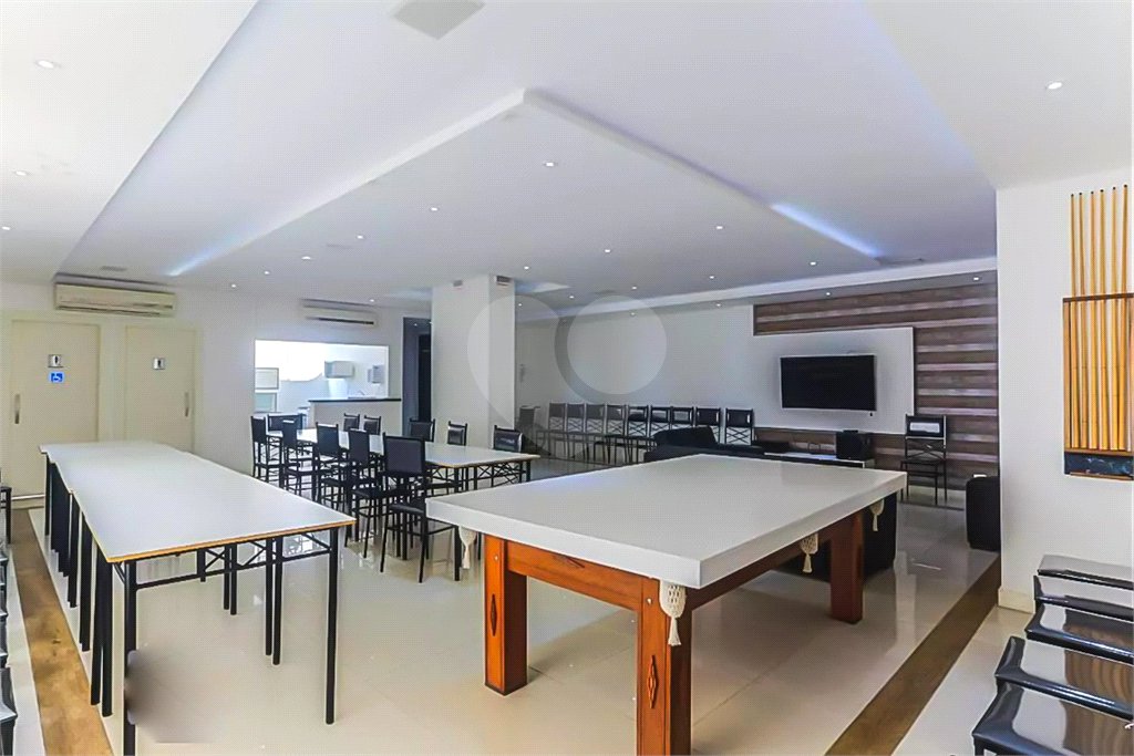 Apartamento de 143m² com 3 dormitórios e 2 vagas de garagem.