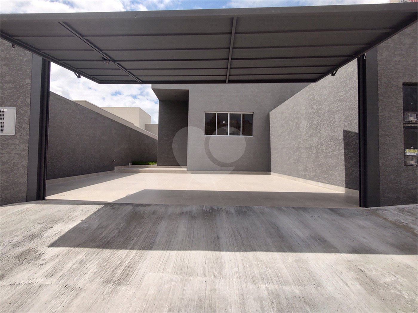Casa térrea em Atibaia com 3 suítes, sala 2 ambientes, 2 vagas garagem, excelente localização, pronta para morar
