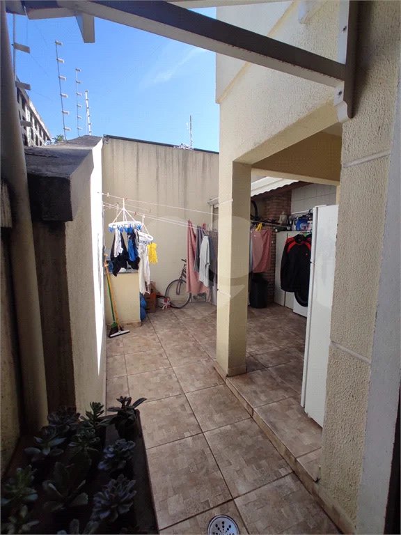 Sensacional sobrado c/ quintal e 3 dorms enormes com varanda! 12 min andando p/o metrô P Inglesa!