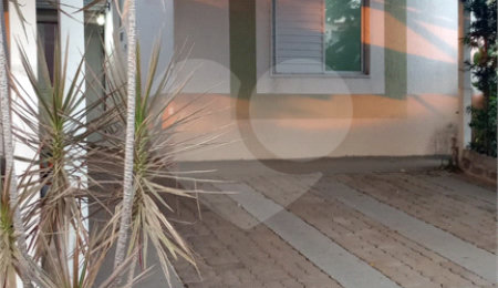 Casa à venda com 3 quartos, sendo 1 suíte, no condomínio Moradas III, São Carlos - SP