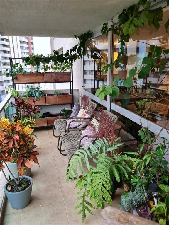Apartamento na Vila Andrade rodeado de linda vista verde