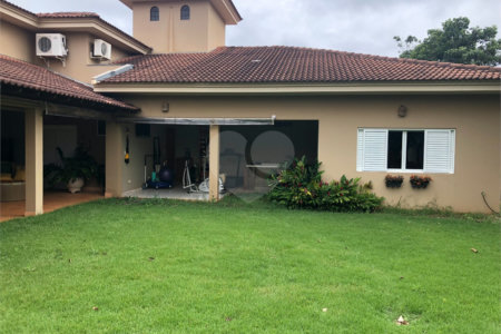 Casa no condomínio Damha I.