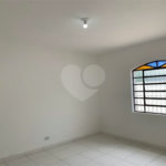 Casa espaçosa com 3 quartos, suíte, quintal e 2 vagas na Vila Santa Catarina