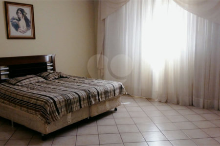 Casa Térrea com 3 dormitórios, sendo 1 suíte.