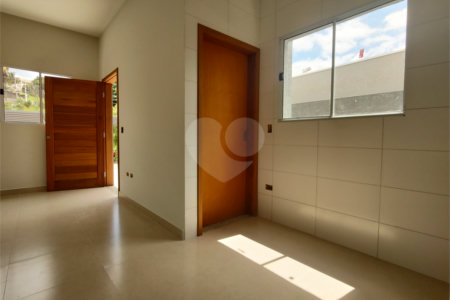 Casa térrea em Atibaia com 3 suítes, sala 2 ambientes, 2 vagas garagem, excelente localização, pronta para morar