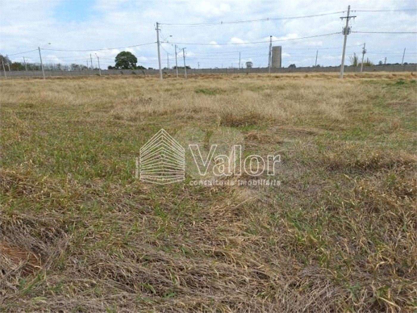 Terreno plano no Condomínio Villeneuve, com 250,00 m² de área total.