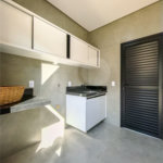 Indaiatuba - Condomínio Milano - Sobrado - 350 m² de terreno - 240 m² de área construída - 4 vagas de garagem, sendo 2 cobertas - Salas de estar e jantar integradas - 3 suítes com closet e varanda no pavimento superior - Escritório no térreo - Espaço gourmet com churrasqueira - Banheiro externo