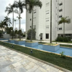 Apartamento de 155 m² com 4 dormitórios, varanda e 2 vagas de garagem. Condomínio com piscinas adulto, infantil e aquecida, lazer e portaria 24 horas.