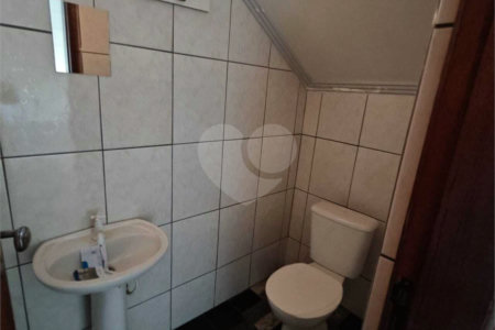 ?Oportunidade Única em São Carlos: Salão Comercial + Casa Independente nos Fundos – Ideal para Investidores!