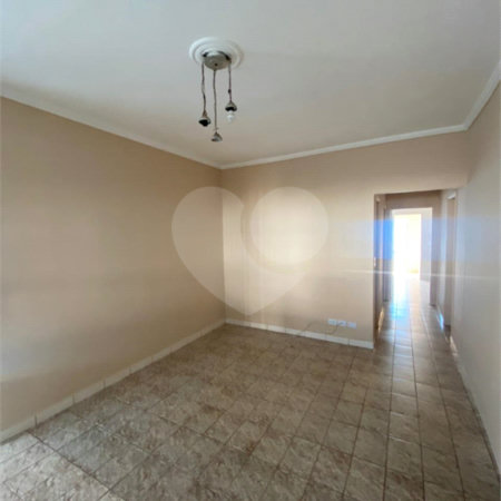 Casa Térrea com 3 dormitórios, sendo 2 suítes.
