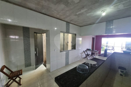 Sobrado 3 quartos e área comercial em baixo.