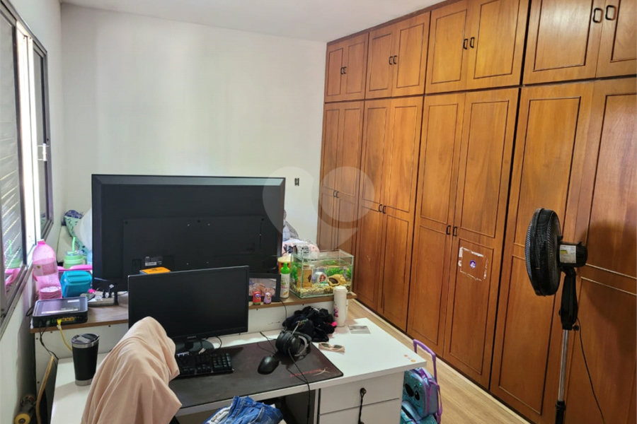 Sobrado com 14 metros de frente , na Região do Jardim Guapira , próximo ao Clube Guapira com 5 dormitórios, sendo 3 suíte com armários embutidos ,banheiro social, Sala para 2 ambientes, escritório com banheiro .cozinha ampla com armários, área de serviço ,dispensa, quintal com banheiro externo c