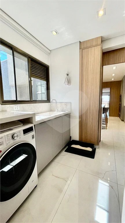 Cobertura à venda na Aclimação de 300m² com 2 vagas.
